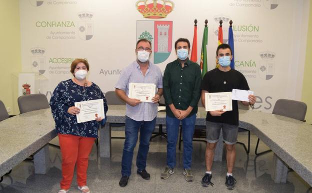 Los ganadores del concurso de fotografía reciben su premio en bonos para consumo local
