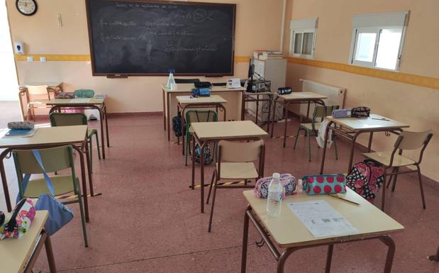 323 escolares han estrenado hoy un nuevo curso en Campanario, en medio de numerosas medidas de seguridad