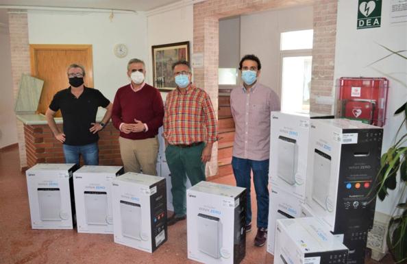 El Ayuntamiento entrega el colegio 19 máquinas purificadoras de aire