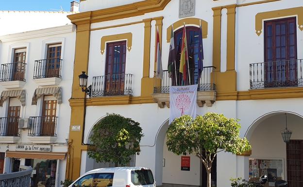 Una pancarta en apoyo a la lucha contra el cáncer de mama luce en Ayuntamiento