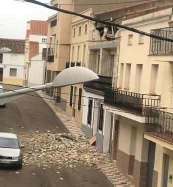 El intenso viento derrumbó la cornisa de una vivienda en la calle Labradores