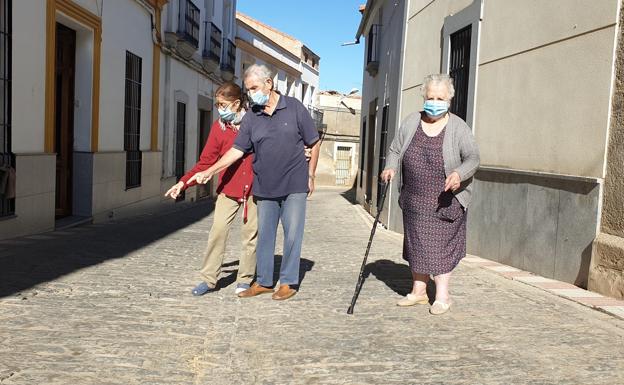 Los vecinos de la calle Reyes Huertas protestan por el mal estado del suelo
