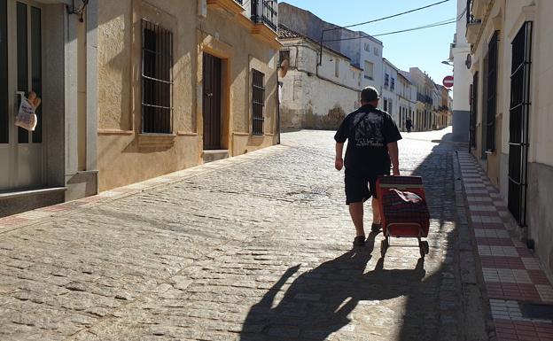 El Alcalde reconoce el mal estado de la calle Reyes Huertas, pero ahora no es posible el arreglo