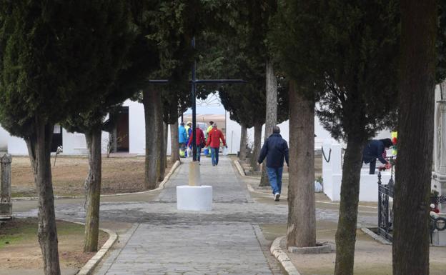 Hoy ha entrado en vigor un nuevo horario en el cementerio con motivo de la festividad de Todos los Santos