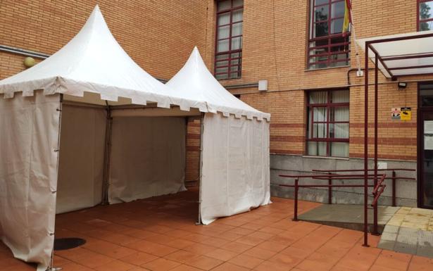 El Centro de Salud cuenta con una carpa para la realización de las pruebas PCR en el exterior