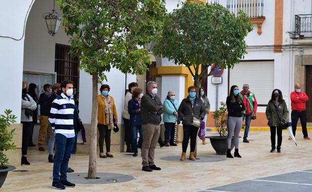 Campanario guardó un minuto de silencio por las mujeres víctimas de la violencia de género