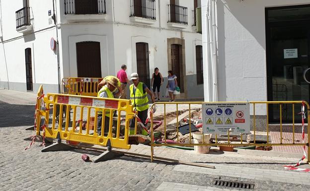 Se necesitan dos operarios de limpieza viaria, un peón de la construcción y un educador social