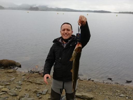 Manuel Gallardo gana el premio de pesca con la captura de un lucio de 2,750 gramos