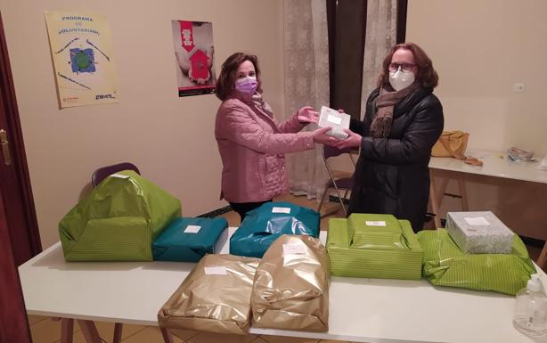 Cáritas recibe juguetes para diez niños a través de la campaña de donación de la Hermandad de la Expiación