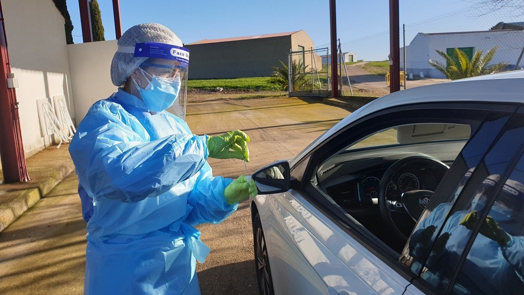 Un total de 30 personas se han realizado hoy el test rápido en Campanario, siendo 3 positivo