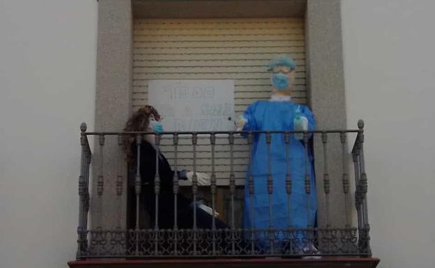 Balbi Benítez homenajea a los sanitarios colocando 'abriles' en su balcón