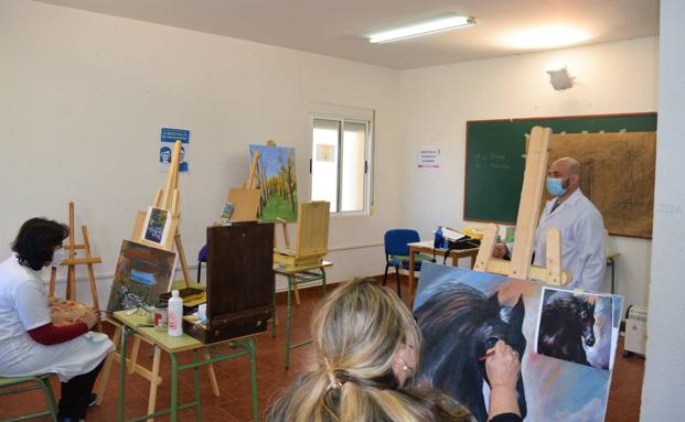 Quedan plazas libres en los talleres de Pintura, Informática e Inglés