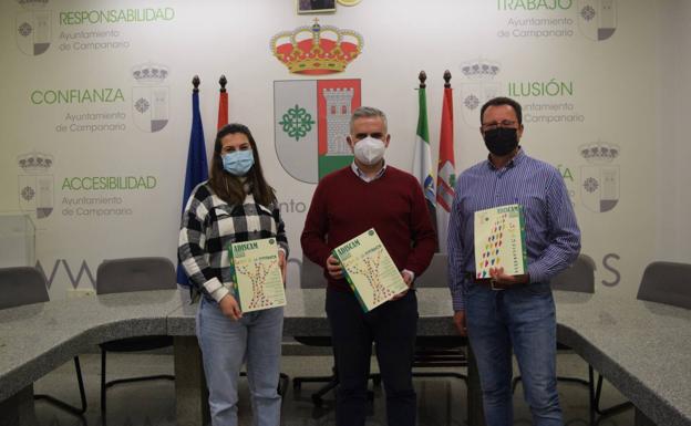 ADISCAM entrega varios ejemplares de su nueva revista para la biblioteca municipal
