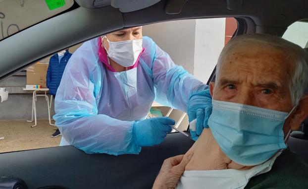 Un total de 42 mayores han recibido hoy la primera dosis de la vacuna anticovid
