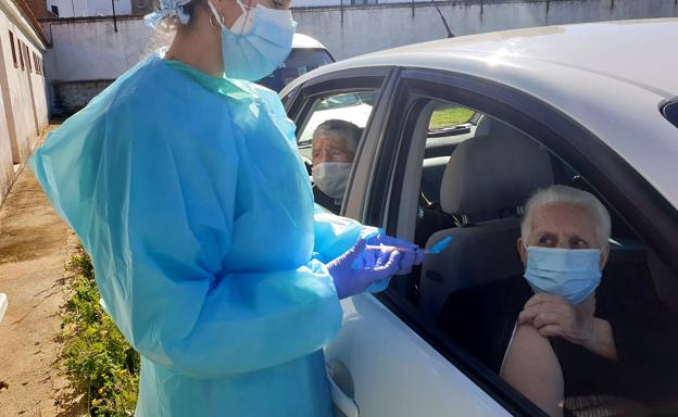 Solo once mayores de 80 años han podido vacunarse hoy contra la covid