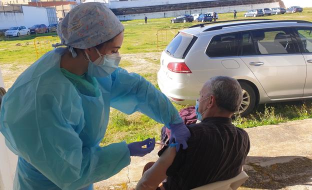Un total de 66 mayores de 80 años recibirán mañana la segunda dosis de la vacuna anticovid