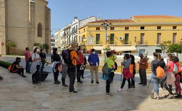 La Asociación Asbaraguzza hizo parada para visitar Campanario camino de Guadalupe.