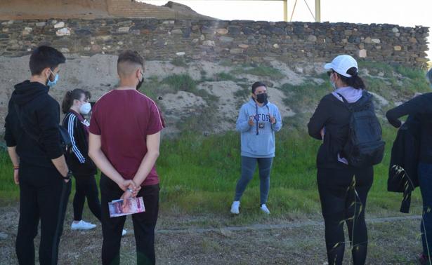 Alumnos del IES Bartolomé J. Gallardo visitan el yacimiento de La Mata