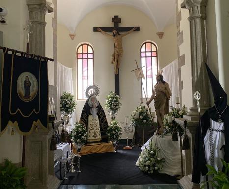 La Virgen de los Dolores muestra en su altar enseres y donaciones de gran antigüedad