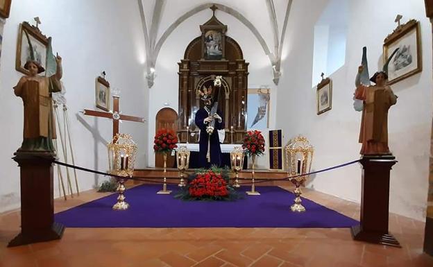 Los Mártires recibe visitas para contemplar los tres altares del Nazareno y la Soledad