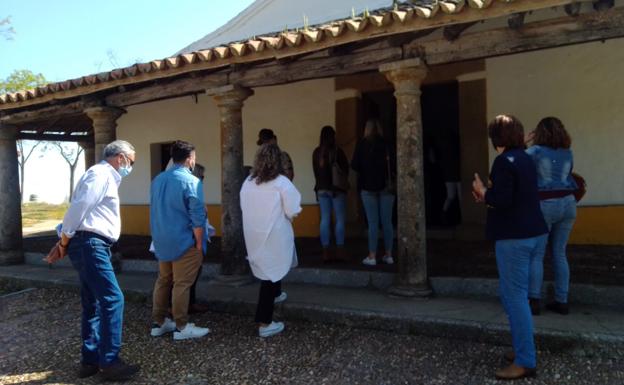 Los campanarienses hacen cola para visitar en este día a su Virgen de Piedraescrita