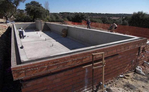 Un bando municipal recuerda que la construcción de una piscina requiere de una licencia municipal previa
