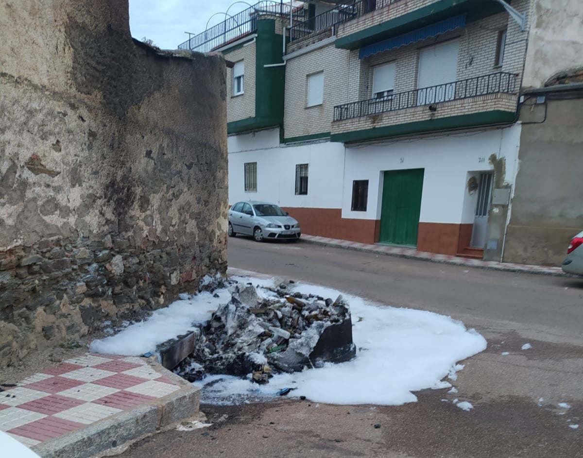Arden cuatro contenedores por arrojar ascuas de algún brasero o chimenea