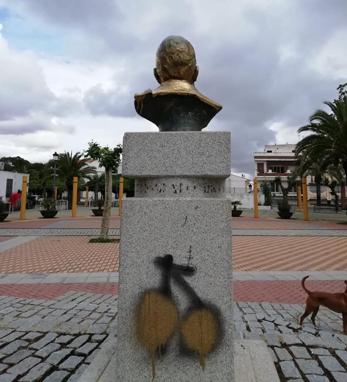 Aparecen pintadas en el busto de Bartolomé José Gallardo en el parque de la Constitución