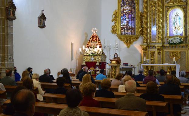 La Virgen de Piedraescrita recibió ayer las primeras visitas en la parroquia