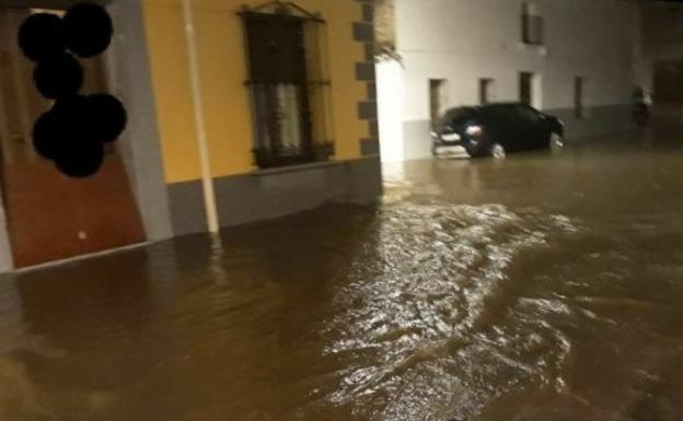 Vecinos de la calle Magacela insisten en mejorar el alcantarillado tras varios años de reclamaciones por inundaciones