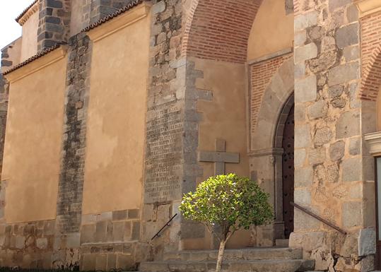 Familiares de los mencionados en las inscripciones de la iglesia, considerados vestigios franquistas, piden llegar a un consenso