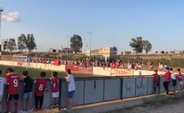Cerca de un centenar de personas arropa al Campa en su último entrenamiento