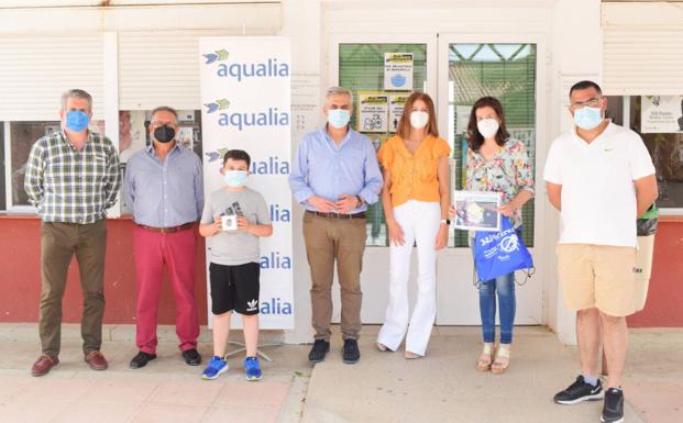 El joven Juan Ramos es premiado en el certamen de dibujo convocado por Aqualia