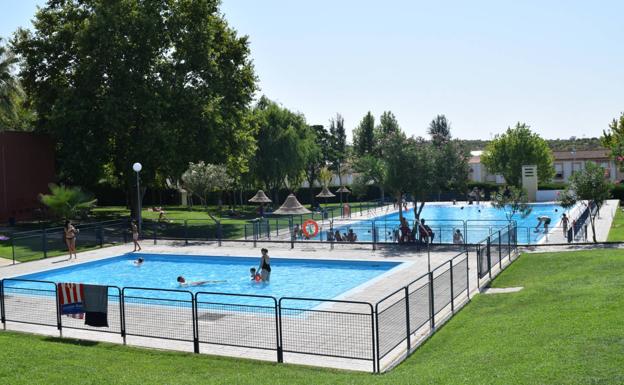 Unas 25 personas se animaron a darse el primer baño del verano en la piscina