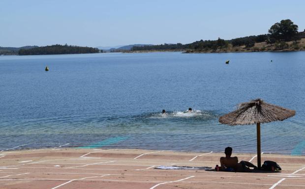 Los primeros bañistas han disfrutado desde hoy de la Playa de Campanario