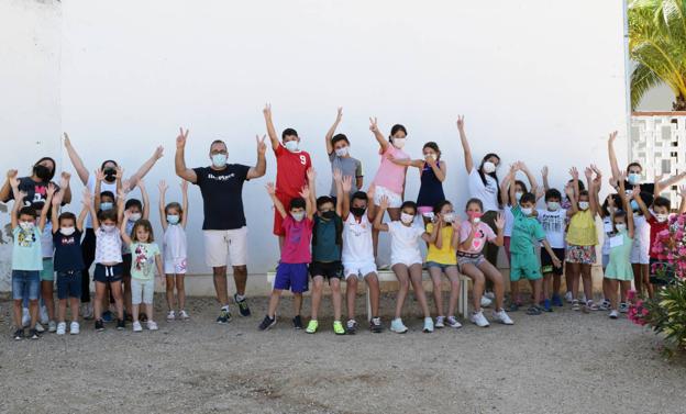 Una treintena de niños disfrutan del campamento de verano