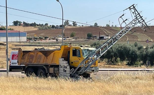 Muere el conductor de un camión tras chocar contra un poste de alta tensión en Campanario