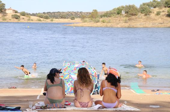 Más de 3.000 usuarios se han contabilizado en la Playa de Campanario desde que se autorizara el baño esta temporada
