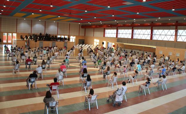 Más de un centenar de vecinos asisten a la puesta de largo del reformado Auditorio Municipal
