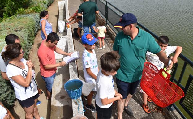 Los menores demostrarán sus destrezas con la caña en el concurso de pesca