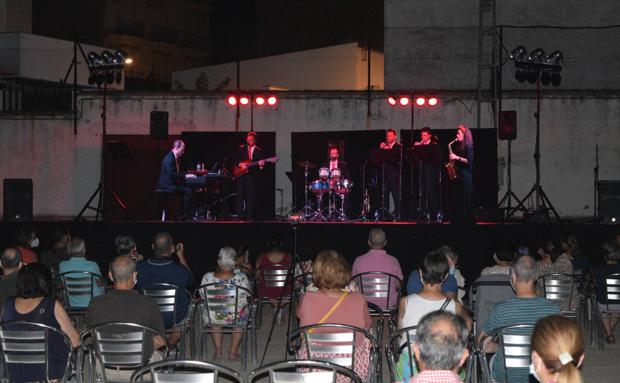 El concierto de Bernáldez Latin Jazz amenizó la noche campanariense
