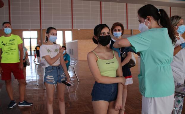 Más de 500 jóvenes reciben la vacuna en el recién remodelado Auditorio Municipal