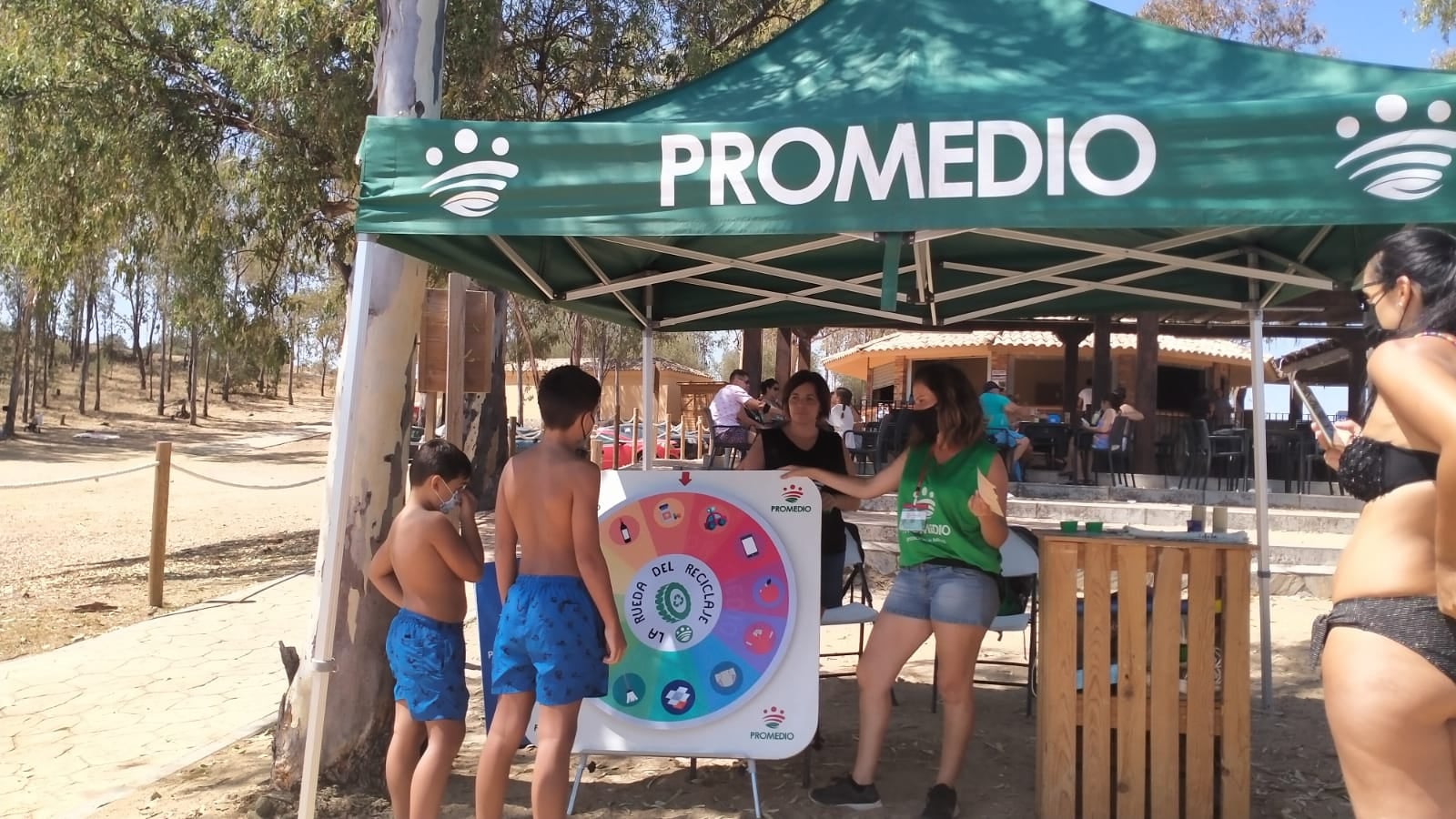 Los usuarios de la Playa de Campanario aprendieron sobre reciclaje
