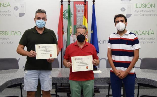 Adrián Rocha y Javier Simón recogieron su premio a las mejores fotografías