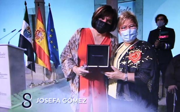 Ana Escudero recoge la Medalla de Extremadura en nombre de su madre, Josefita 'la comadrona'