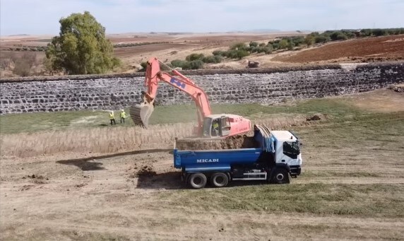 Los agricultores comienzan a disponer de los lodos extraídos de la presa del Paredón