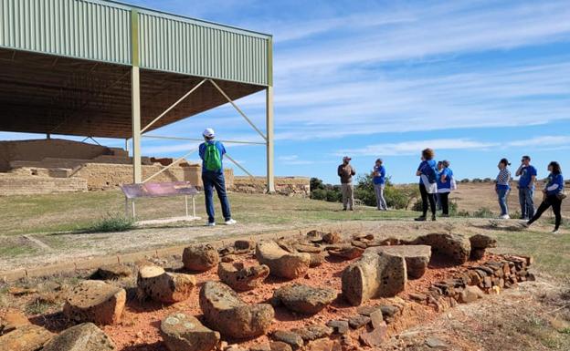 Una delegación malagueña visita varios enclaves de Campanario