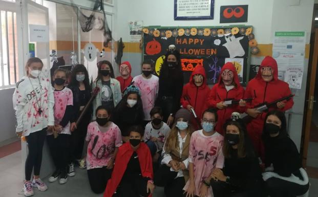 El IES Bartolomé J. Gallardo celebra a partes igual Todos los Santos y Halloween