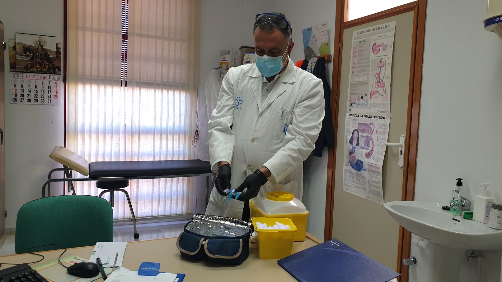 Los mayores reciben a la vez la vacuna de la gripe y la tercera anticovid