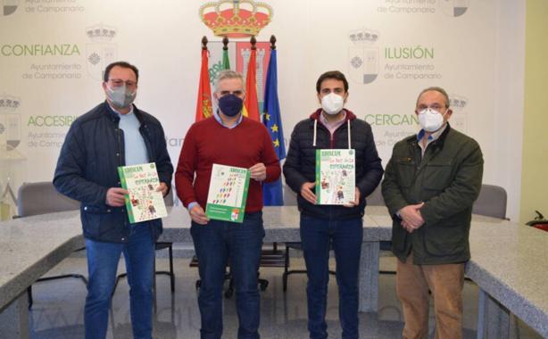 Miembros de la directiva de Adiscam presentaron la revista en el Ayuntamiento. 